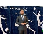 Minister Kamil Bortniczuk wręczył nagrody za osiągnięcia sportowe przedstawicielom szkół z Chełma